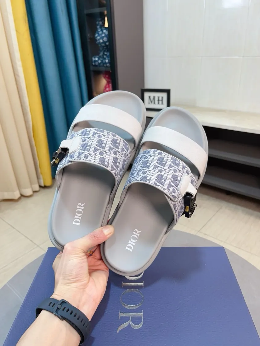 Men's Men's Shoes 💰320🌸🌸Dior Aqua Men's Sandals Slippers. Showcasing Dior haute couture design. The Dior gray suede strap is accented with an aluminum Dior buckle for added style. Paired with a comfortable tonal notch sole, they pair easily with shorts or jeans for a sophisticated look. Main body: suede cow leather, technical fabric lining: cow leather, with adjustable straps, aluminum Dior buckle, Dior gray EVA insole, tonal notch rubber outsole splicing structure👌👌size: 38-44 (45.46 customized)